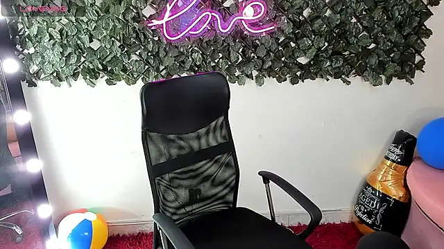 Snapshot of DestinyHills chatting on July 6, 12:02 pm DestinyHills online show from July 6, 12:02 pm