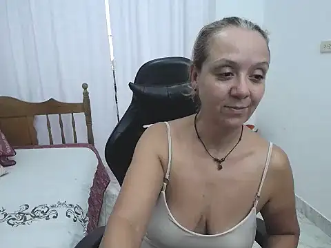 yeslluisa online show from May 5, 7:55 pm