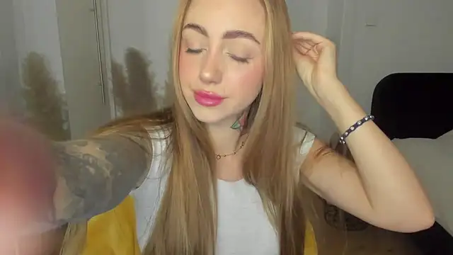 Snapshot of sexyCoralie chatting on March 17, 7:44 am sexyCoralie online show from March 17, 7:44 am