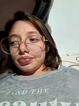 Snapshot of linda-schmidt chatting on July 23, 3:37 am linda-schmidt online show from July 23, 3:37 am