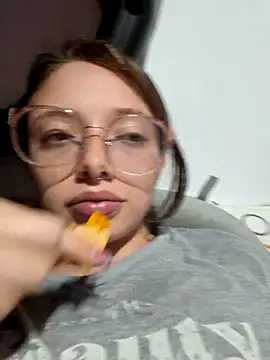Snapshot of linda-schmidt chatting on July 24, 2:31 am linda-schmidt online show from July 24, 2:31 am
