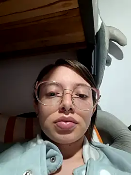 Snapshot of linda-schmidt chatting on August 4, 1:20 am linda-schmidt online show from August 4, 1:20 am