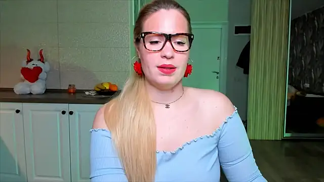 HotTiffani online show from November 23, 6:35 am