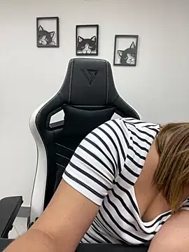 KellyBrooklyn  online show from March 20, 1:15 pm