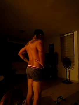 Snapshot of tropikboy chatting on November 13, 9:52 am tropikboy online show from November 13, 9:52 am