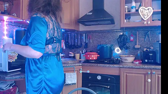 Snapshot of LizaCakes chatting on December 11, 9:30 am LizaCakes online show from December 11, 9:30 am