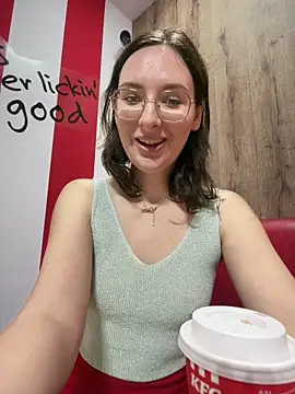 Snapshot of The_Snowwhitee chatting on May 7, 9:03 am The Snowwhitee online show from May 7, 9:03 am