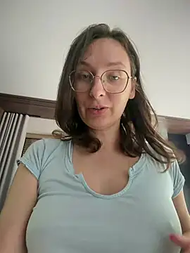 Snapshot of The_Snowwhitee chatting on June 18, 8:47 am The Snowwhitee online show from June 18, 8:47 am