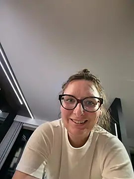 Snapshot of The_Snowwhitee chatting on July 6, 6:54 pm The Snowwhitee online show from July 6, 6:54 pm