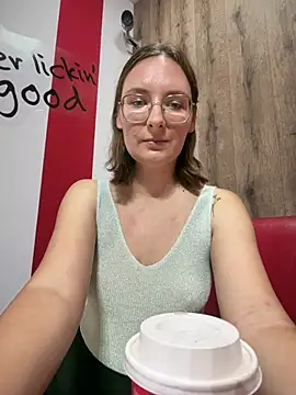 Snapshot of The_Snowwhitee chatting on August 7, 9:11 am The Snowwhitee online show from August 7, 9:11 am