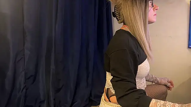 Snapshot of xdresserwithass chatting on December 16, 5:18 pm xdresserwithass online show from December 16, 5:18 pm