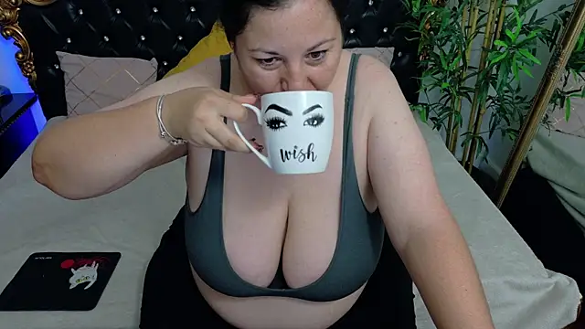Snapshot of AleshaArabian chatting on August 6, 7:49 pm AleshaArabian online show from August 6, 7:49 pm