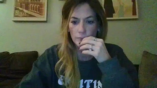 Snapshot of Rhodesxox chatting on November 18, 8:30 am Rhodesxox online show from November 18, 8:30 am