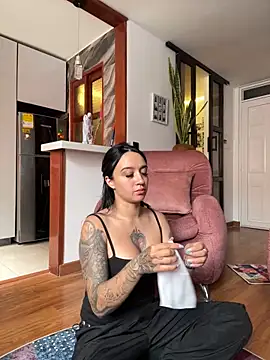 Snapshot of EmmyEvans1 chatting on February 6, 8:45 pm EmmyEvans1 online show from February 6, 8:45 pm