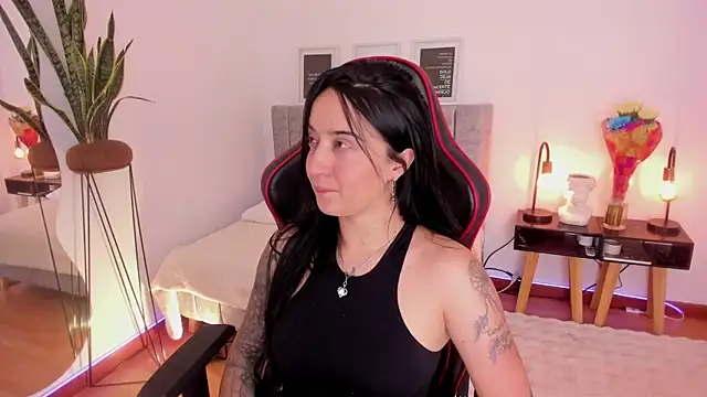 Snapshot of EmmyEvans1 chatting on February 28, 7:46 pm EmmyEvans1 online show from February 28, 7:46 pm