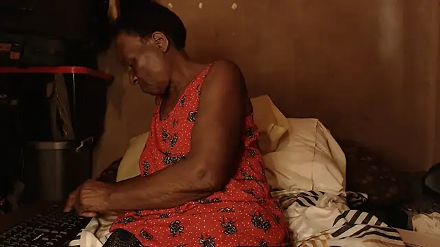 Snapshot of NaughtyGranny chatting on February 12, 12:33 pm NaughtyGranny online show from February 12, 12:33 pm