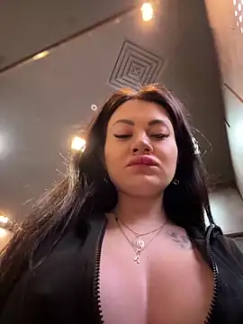 Snapshot of Wet__Bunny chatting on February 5, 6:35 am Wet Bunny online show from February 5, 6:35 am