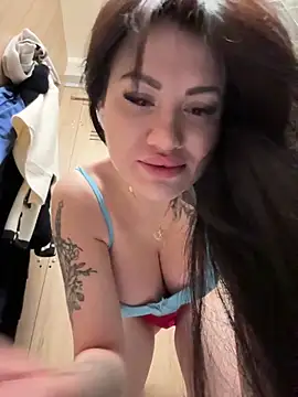 Snapshot of Wet__Bunny chatting on February 18, 9:43 am Wet Bunny online show from February 18, 9:43 am