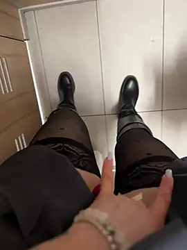 Snapshot of Wet__Bunny chatting on March 1, 9:40 am Wet Bunny online show from March 1, 9:40 am