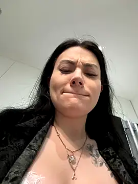 Snapshot of Wet__Bunny chatting on October 5, 3:38 am Wet Bunny online show from October 5, 3:38 am