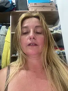 Snapshot of moniquerainx chatting on March 28, 3:17 am moniquerainx online show from March 28, 3:17 am