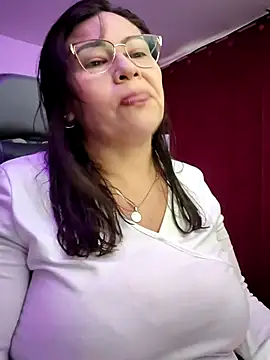 Snapshot of esmeralda_milf chatting on June 22, 8:28 pm esmeralda milf online show from June 22, 8:28 pm