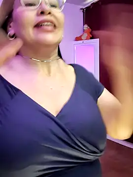 Snapshot of esmeralda_milf chatting on July 22, 8:33 pm esmeralda milf online show from July 22, 8:33 pm
