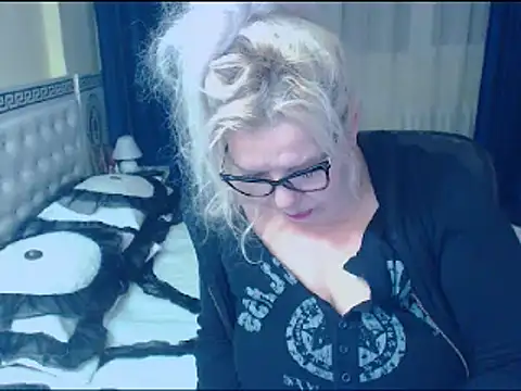 Snapshot of SonyaHotMilf chatting on February 19, 4:55 pm SonyaHotMilf online show from February 19, 4:55 pm