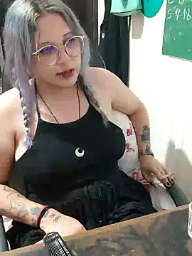 Snapshot of ElfGrey chatting on December 7, 5:48 am ElfGrey online show from December 7, 5:48 am