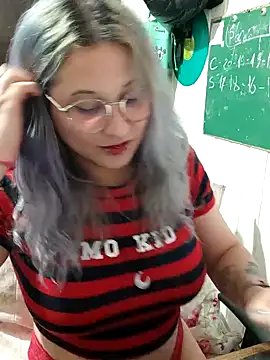 Snapshot of ElfGrey chatting on December 17, 2:33 am ElfGrey online show from December 17, 2:33 am