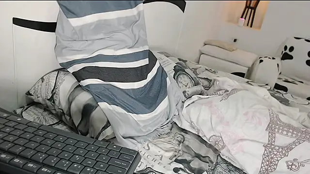 Snapshot of yina-rosse chatting on October 17, 2:15 am yina-rosse online show from October 17, 2:15 am