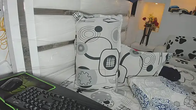 Snapshot of yina-rosse chatting on June 23, 8:51 pm yina-rosse online show from June 23, 8:51 pm