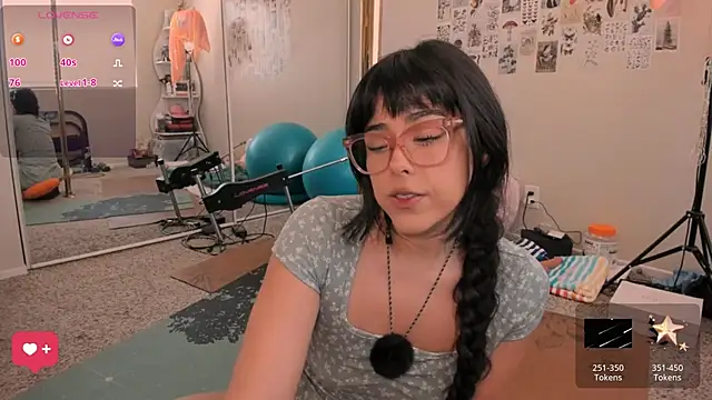Snapshot of Evie-Luna chatting on June 13, 8:29 pm Evie-Luna online show from June 13, 8:29 pm