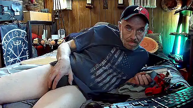 Snapshot of Makowboy chatting on April 19, 7:05 pm Makowboy online show from April 19, 7:05 pm