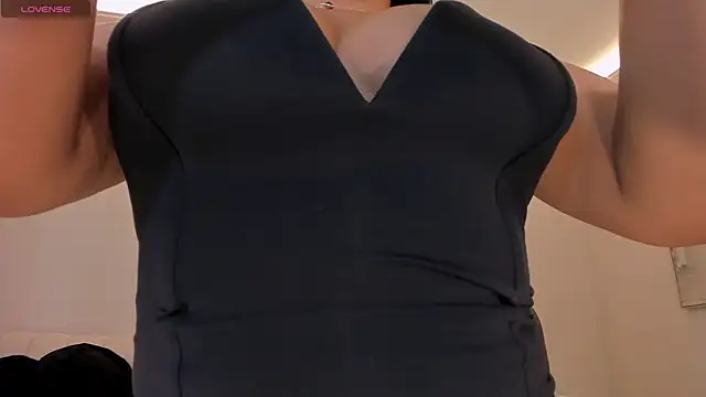 Snapshot of MiaRoberts1 chatting on July 4, 1:06 pm MiaRoberts1 online show from July 4, 1:06 pm