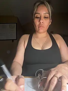Snapshot of Aw_ThROAt9 chatting on May 6, 5:35 am Aw ThROAt9 online show from May 6, 5:35 am