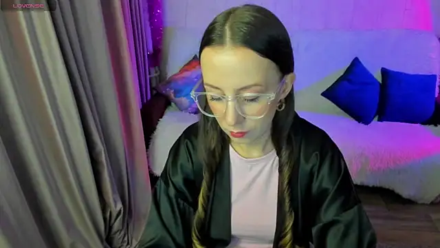 Snapshot of CurlySteph chatting on November 17, 6:03 pm CurlySteph online show from November 17, 6:03 pm