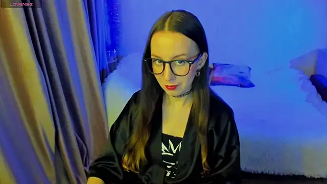 Snapshot of CurlySteph chatting on December 4, 8:28 pm CurlySteph online show from December 4, 8:28 pm