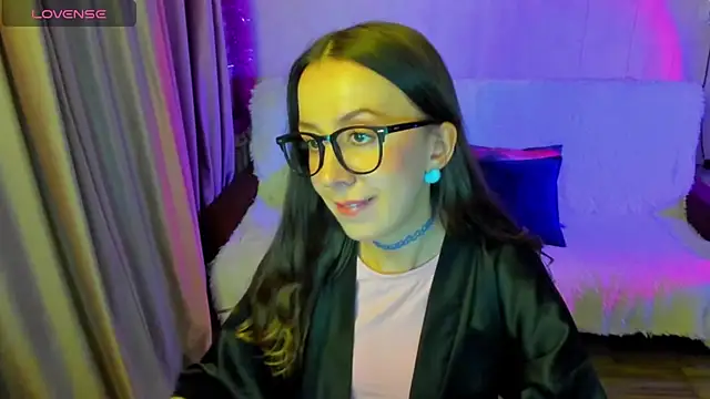 Snapshot of CurlySteph chatting on December 17, 5:52 pm CurlySteph online show from December 17, 5:52 pm