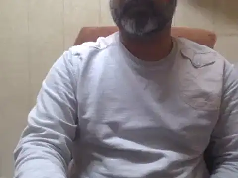 Snapshot of hairymaster95 chatting on February 2, 5:32 am hairymaster95 online show from February 2, 5:32 am