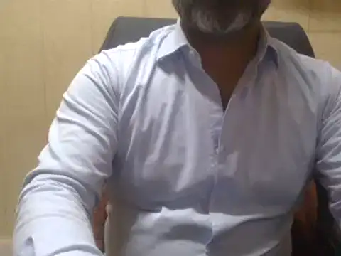 Snapshot of hairymaster95 chatting on February 10, 7:47 am hairymaster95 online show from February 10, 7:47 am