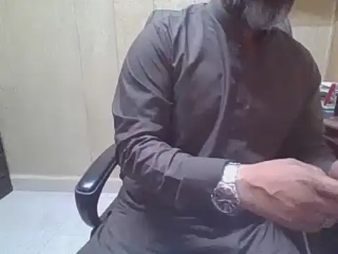 Snapshot of hairymaster95 chatting on November 24, 4:12 am hairymaster95 online show from November 24, 4:12 am