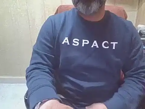 Snapshot of hairymaster95 chatting on November 30, 5:55 am hairymaster95 online show from November 30, 5:55 am