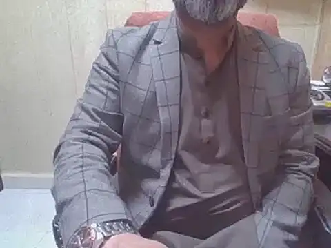 Snapshot of hairymaster95 chatting on December 1, 4:17 am hairymaster95 online show from December 1, 4:17 am