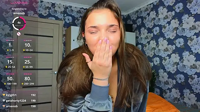  momiji  online show from December 14, 4:20 pm