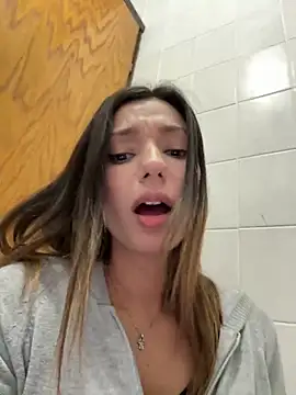 Snapshot of _MiaQueen_ chatting on December 8, 9:19 pm MiaQueen online show from December 8, 9:19 pm