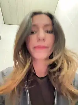 Snapshot of _MiaQueen_ chatting on February 19, 11:25 pm MiaQueen online show from February 19, 11:25 pm