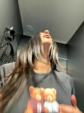 Snapshot of _MiaQueen_ chatting on November 11, 12:32 am MiaQueen online show from November 11, 12:32 am