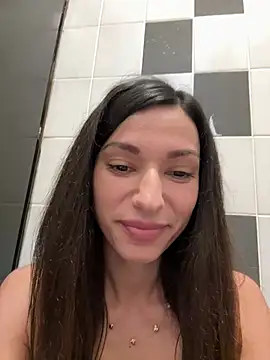 Snapshot of _MiaQueen_ chatting on May 13, 10:06 pm MiaQueen online show from May 13, 10:06 pm