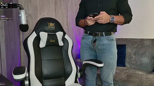 Snapshot of mr_david_cox chatting on March 6, 12:43 am mr david cox online show from March 6, 12:43 am